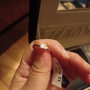 Brand New 18 k illusion diamond ring